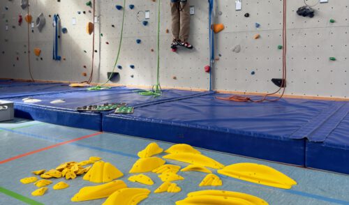Artikelbild zu Artikel neue Farbe und neue Routen für die Kletterwand